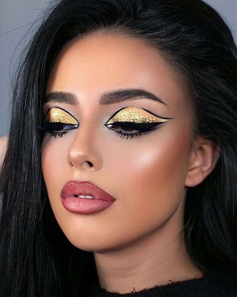  Yellow glitter eyeshadow with graphic liner